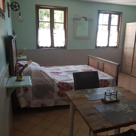 Entre Terre Et Le Bois *